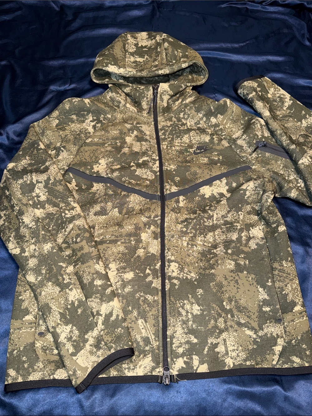 Nike Tech Camo Full-Zip Hooded Jacket – Men’s Camouflage Tech Top M